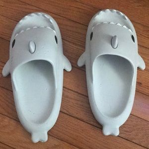 These are the grey shark slides from TikTok. They can be worn by women as well.